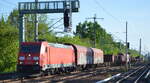 DB Cargo AG [D] mit  185 392-8  [NVR-Nummer: 91 80 6185 392-8 D-DB] und gemischtem Güterzug am 15.05.22 Berlin Blankenburg.