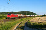 185 021 DB Cargo mit einem Kesselwagenzug bei Wettelsheim Richtung Ansbach, 05.08.2020
