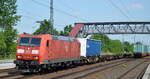 DB Cargo AG [D] mit  185 151-8  [NVR-Nummer: 91 80 6185 151-8 D-DB] und einigen Taschenwagen Richtung Rbf.