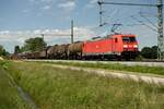 Die 185 267-2 der DB mit einem gemischten Güterzug auf der Strecke in Richtung Salzburg kurz vor Übersee am Chiemsee.