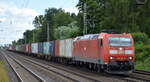 DB Cargo AG [D] mit  185 189-8  [NVR-Nummer: 91 80 6185 189-8 D-DB) und Containerzug am 05.07.22 Vorbeifahrt Bahnhof Dedensen/Gümmer.