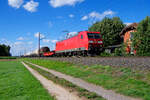 185 013 DB Cargo mit einem gemischten Güterzug bei Triesdorf Richtung Treuchtlingen, 26.08.2020