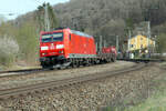 Die 185 der ersten Bauform mit der höchsten Betriebsnummer - also die 185 200 - legt sich bei der Durchfahrt des Bahnhofs Solnhofen mit einem Güterzug Richtung Treuchtlingen fotogen in die