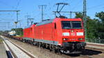 DB Cargo AG [D] mit der Doppeltraktion  185 056-9  [NVR-Nummer: 91 80 6185 056-9 D-DB] +   185 219-3  [NVR-Nummer: 91 80 6185 219-3 D-DB) und einem gemischten Güterzug am 10.08.22 Durchfahrt Bahnhof Golm.