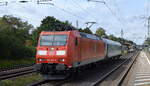 DB Cargo AG [D] mit  185 146-8  [NVR-Nummer: 91 80 6185 146-8 D-DB] und einem DB Militärpersonenbegleitwagen am 29.08.22 Durchfahrt Bahnhof Dedensen-Gümmer.