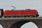 Auf der Hochfelder Eisenbahnbrücke ist gerade die Elektrolokomotive 185 238-3 unterwegs.