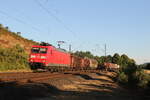 185 144 mit einem gemischten Güterzug aus Würzburg kommend am 6. August 2022 bei Himmelstadt im Maintal.
