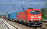 DB Cargo AG [D] mit  185 312-6  [NVR-Nummer: 91 80 6185 312-6 D-DB] und einem Containerzug am 29.09.22 Durchfahrt Bahnhof Golm.