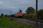 DB Cargo 185 366-2 zieht am Abend des 14.10.2022 ihren gemischten Güterzug in Richtung Gunzenhausen.