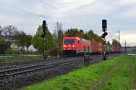 DB Cargo 185 208-6 zieht ihren Containerzug am 01.11.2022 durchs Maintal bei Thüngersheim.