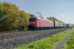 185 061-9 ist am 12.10.2022 mit einem kurzen Güterzug in Richtung Gemünden bei Thüngersheim unterwegs.