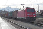 Mit einem Containerzug von den Nordseehäfen nach Salzburg durchfährt die 185 268 den Bahnhof Traunstein.