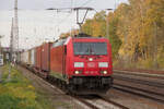 185 287-0 durchfährt Bahnhof Ludwigsfelde mit einem Containerzug, am 11.11.2022.