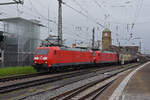 Doppeltraktion, mit den DB Loks 185 118-7 und 185 092-4 durchfährt am 25.11.2022 den badischen Bahnhof.