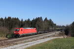 185 216 mit einem Stahlzug aus Freilassing kommend am 7. Februar 2023 bei Sossau im Chiemgau.