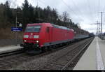 DB - 185 126-0 mit Güterwagen bei der SBB Haltestelle Biel-Bözingenfeld am 11.03.2023