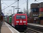 146 357 durcheilt mit ihrem Containerzug den Bahnhof Nörten=Hardenberg, 29.03.2023
