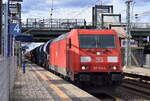 DB Cargo AG [D] mit ihrer  185 344-9  [NVR-Nummer: 91 80 6185 344-9 D-DB] und einem Schotterzug am 04.04.23 Durchfahrt Bahnhof Berlin Hohenschönhausen.