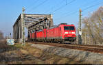 Nachschuss auf 185 050-2 und 187 153-2, die von 145 080-8 über die Saale bei Schkopau Richtung Halle-Ammendorf gezogen werden.

🧰 DB Cargo
🕓 8.2.2023 | 14:15 Uhr