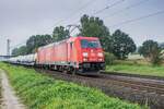 185 249-0 ist am 14.09.2023 mit einem Autozug bei Kerzell in Richtung Fulda unterwegs.