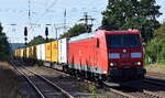 DB Cargo AG, Mainz mit ihrer  185 174-0  (NVR:  91 80 6185 174-0 D-DB ) und KLV-Zug Richtung Containerterminal Großbeeren am 26.09.23 Höhe Bahnhof Saarmund.