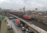 185 218-5 zieht ihren Güterzug durch den mannheimer Hafen Richtung Frankfurt(M).
