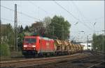 185 258 erreicht mit einem Güterzug den ehemaligen Bahnhof von Westhofen.