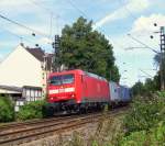 185 049-4 zieht einen gemischten Güterzug aus Köln kommend in Richtung Süden.