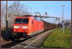 185 007-2 durchfährt mit einem Güterzug den Bhf Stralsund- Rügendamm.