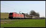 185 355 mit ihrem Güterzug bei Helmsheim.