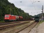 Die 185 343 am 13.08.2010 mit einem Güterzug bei der Durchfahrt in Wernstein.