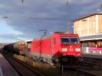185 354-8 karrt einen Güterzug durch den Hauptbahnhof Passau Richtung Österreich;101113