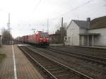 185 183 mit einem Güterzug in Mersch (Westf.) 27.11.2010