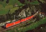 Am 30.08.2005 rollen 185 107, 146 und 144 mit ihrem Zug die Gotthardrampe bei Wassen hinab.