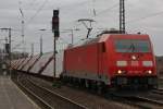 DB 185 382 fährt am 6.2.11 mit einem Güterzug,welcher nur aus schräg gestelten Metallplatten bstand,durch Duisburg-Bissingheim