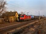 Die 185 202 am 05.03.2011 mit einem Güterzug unterwegs bei Pölling.