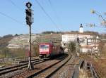 185 298 mit Kohlezug beschleunigt am 8.03.2011 nach Signalhalt vor der Kulisse von Schloss Horneck in Gundelsheim.