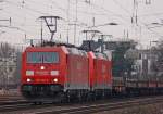 185 249-0 und 185 292-0 mit einem Güterzug Richtung Ehrenfeld bei der Durchfahrt in Köln-West, 26.3.11