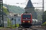 185 154-2 mit einem Güterzug Richtung Troisdorf/Köln bei der Durchfahrt in Linz (Rhein), 21.4.11