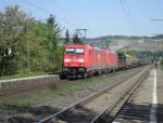 Eine Doppeltraktion 185er durchfährt mit einem gemischten Güterzug am 23.4.11 den Bahnhof Himmelstadt.