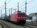 185 046-0 ist mit dem aus 2 Flachwagen ansonsten aus (RCA)Shimmns-Wagen bestehenden Stahlzug bei Marchtrenk Richtung Linz unterwegs;110713
