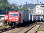 185 378-7 zieht bei Passau einen Containertragwagenzug Richtung Österreich, im Hintergrund 120 148-2;110716