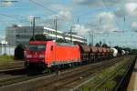 10.08.2011: Die 185 320-9 passiert mit einem gemischten G�terzug den Bahnhof Bruchsal.