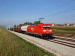 Die 185 268 am 24.09.2011 mit einem Güterzug unterwegs bei Hattenhofen.