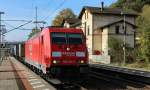 185 291-2 von DB Railion zieht am 28.10.11 einen Containerzug durch Orlamünde (Saale) in Richtung Jena.