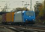 185 515-4 zieht am 20.11.2011 einen Containerzug aus Richtung Köln kommend durch das Gleisvorfeld in Aachen West.