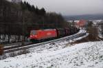 185 171-6 durchfährt hier mit ihrem gemischten Güterzug die leicht eingezuckerte Landschaft bei Grevenhagen, 17.12.2011.