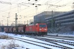 185 285-4 von Railion kommt bei Schnee mit einem Getreidezug aus Richtung Köln und fährt in Aachen-West ein  am 31.1.2012.