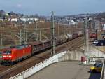 185 061-9 mit einem Güterzug fährt in Richtung Köln, hier am 24.03.2012 kurz vor dem Hbf Siegen.