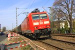 185 021-3 DB kommt durch Königswinter mit einem gemischten Güterzug aus Richtung Köln und fährt in Richtung Koblenz bei Sonnenschein am 3.4.2012.